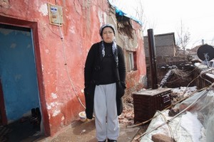 Evi çöken kadın ve çocuklarına sahip çıkıldı