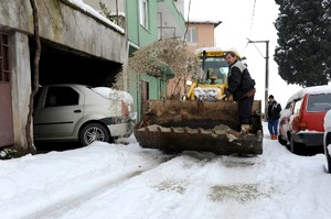 Kar yağışı belediye ekiplerini alarma geçirdi
