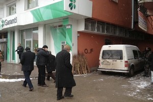 Banka soyguncusu, çaldığı parayla yakayı ele verdi
