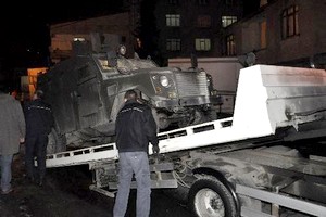 Polise ses bombası attılar