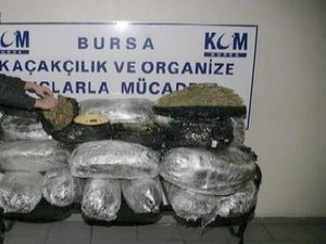 Uyuşturucuyu gardoroba saklayan 2 zanlı yakalandı