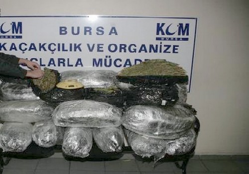 Uyuşturucuyu gardoroba saklayan 2 zanlı yakalandı