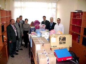 Bursalı öğrencilerden Karslı okuldaşlarına kırtasiye kardeşliği