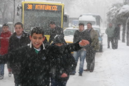 Kar yağışı bastırdı, vatandaş yolda kaldı