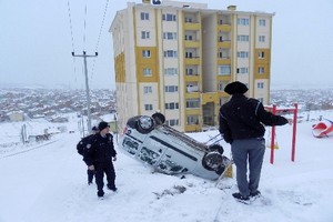 Karda takla atan araç oyun bahçesine düştü