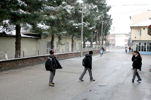 Okula gelen öğrenciler, tatil haberi ile sevindi