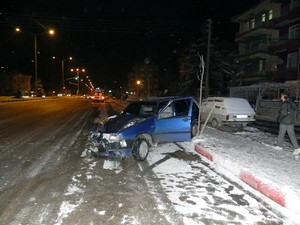 Polisin dur ihtarına uymayan alkollü sürücü otomobile çarptı