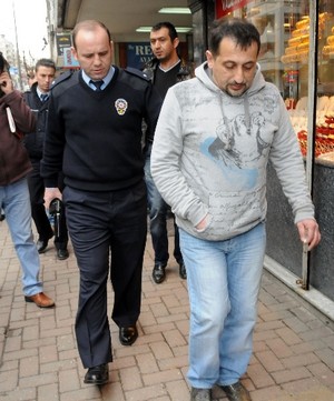 Polis, apartmanda yaralı aradı, o yürüyerek geldi