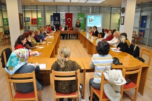 Kadınlar 'diksiyon ve beden' konulu seminerde buluştu