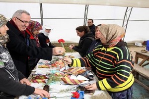 Orman Fidanlığı'nda çalışan bayanlardan vatandaşa 5 bin fidan