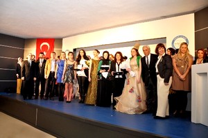 Moda Tasarımı Sertifika Programı’nı başarıyla tamamlayanlar sertifika aldı