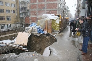 Yağmur yağdı, inşaat alanı bitişiğindeki yol çöktü