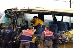 Öğrenci servisi TIR ile çarpıştı: 1 ölü, 4 yaralı