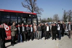 Burulaş’ı basan otobüsçüler, camları kırdı