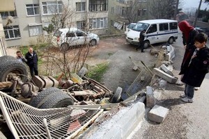 Belediyenin kamyonu, apartman boşluğuna uçtu