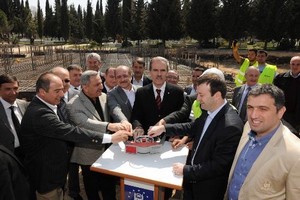 Hayırsever, mezarlığa cami yaptırıyor