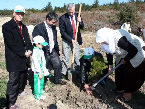 Huzurevi sakinleri ve çocuklar birlikte fidan dikti