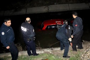 Alkollü ve tek koluyla direksiyon başına geçti, kanala uçtu