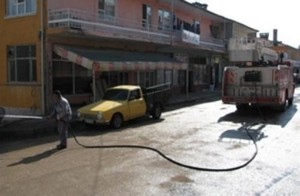 Keles sokakları tazikli su ile temizleniyor