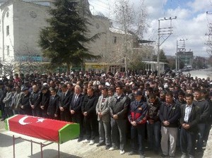 Silahlı saldırıda öldürülen meclis üyesi ve babasının cenazeleri toprağa verildi