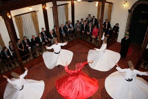 Volker Bouffier, eşi Ursula Bouffier ile sema gösterisini izledi.