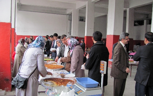 İscehisarlı hayırseverler fakir öğrenciler için kermeste buluştu