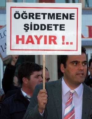 Sendikalar öğretmene yapılan saldırıyı kınadı