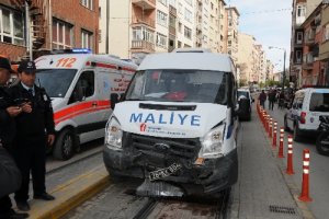 Minibüs tramvayla çarpıştı: 3 yaralı