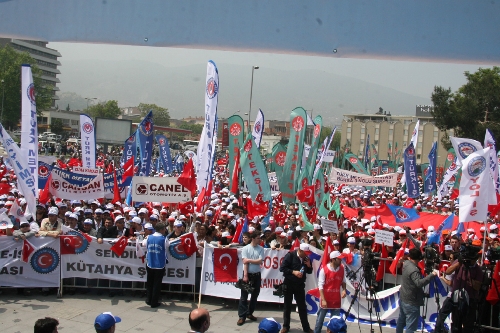 Türk-İş ve Türkiye Kamu-Sen’in Bursa’daki kutlamaları sona erdi