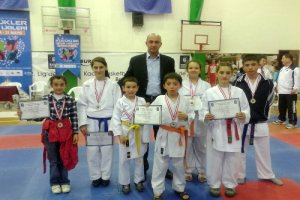 Mustafakemalpaşa Belediyespor Karete Takımı 7 madalya kazandı