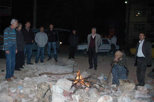 Simav halkı geceyi sokakta geçiriyor