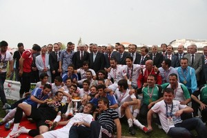 Şampiyon İnegölspor'un kupasını Başbakan Yardımcısı Arınç verdi