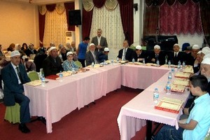 Kur’an öğrenen cami cemaati, ailelerinin önünde sınav verdi
