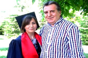 Emniyet müdürünün eşi onur belgesi alarak üniversiteden mezun oldu