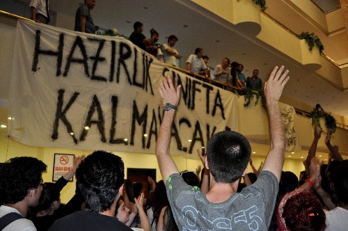 Hazırlık sınıfı öğrencileri, hazırlık sistemini protesto etti