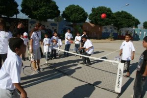 Hayatlarında ilk kez ellerine raket alıp tenis oynadılar
