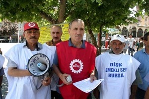 Tüm Emekli-Sen Bursa Şubesi üyesi bir grup 'Emekli Kürsüsü' kurdu.