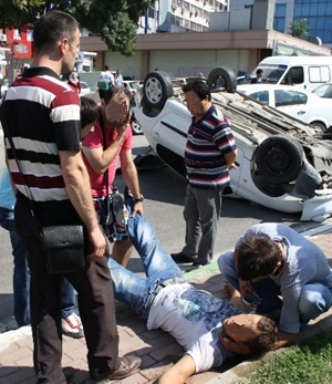 Kaldırıma çarpan araç kaza yaptı