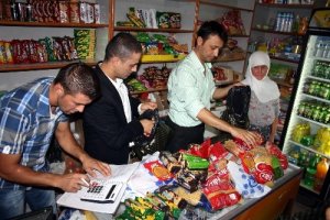 Borç defterini satın alıp bakkaldaki gıdaları köylüye dağıttılar