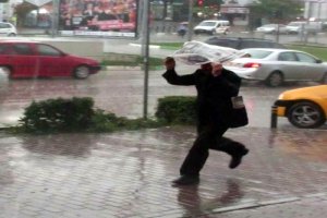 Bursa güne yağmurla uyandı
