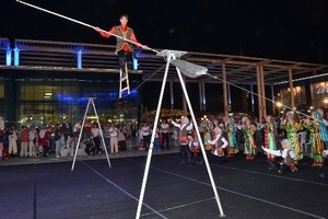 Akrobatların ip üstünde gösterisi nefes kesti