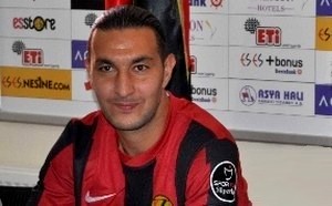 Necati Ateş, takımla birlikte ilk antrenmanına çıktı.