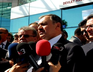 Bakan Eroğlu yaralı askerleri hastanede ziyaret etti