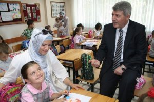Atilla Gülsar, okula yeni başlayan minik öğrencilerin sınıflarına konuk oldu.