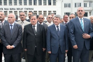  Merdan Tufan, Bursa'da Atatürk Anıtı'na çelenk koyma törenine katıldı.