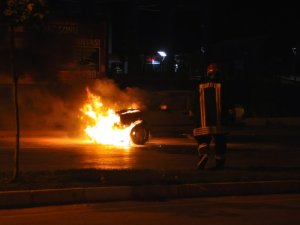 Seyir halindeki otomobil alev alev yandı.
