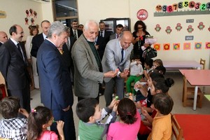 Hüsnü Züber İlkokulu ve Ortaokulu düzenlenen törenle açıldı.