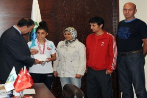 Belediye Başkanı Sadi Kurtulan'dan Başarılı Sporcuya ödül