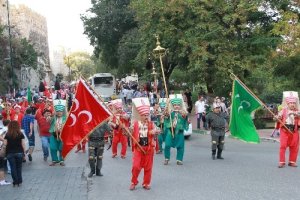 BBP'ler ve Alperen Ocakları şehitler için yürüdü.