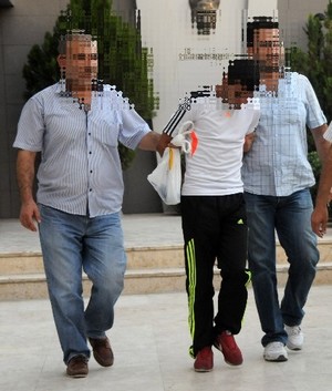 Kuyumcunun vitrin camını kırıp altınları çalan zanlı tutuklandı